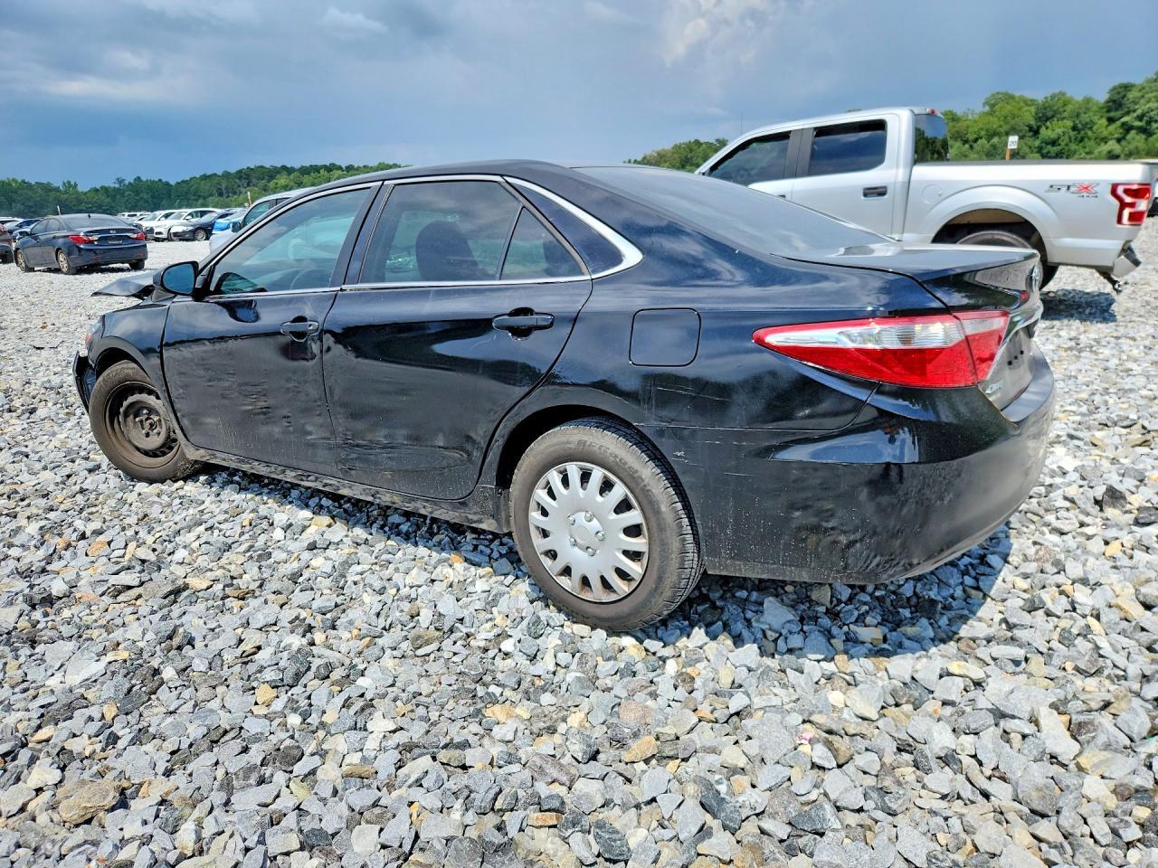 2016 Toyota Camry Le - Фото 2