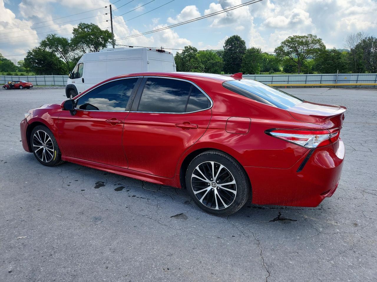 2020 Toyota Camry Se - Фото 2