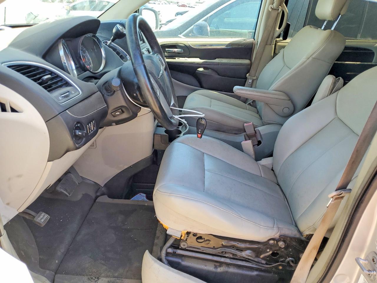 2011 Chrysler Town & Country Limited - Фото 7