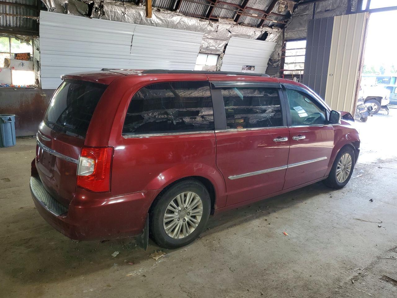 2013 Chrysler Town & Country Touring L - Фото 3