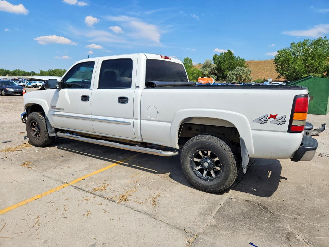 2004 GMC Sierra K2500 Heavy Duty - Image 2