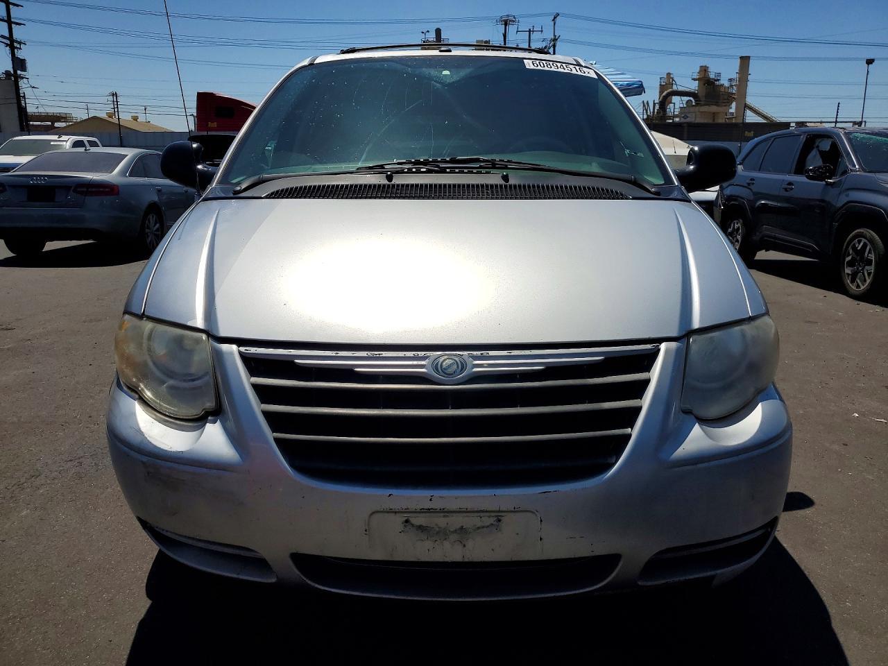 2007 Chrysler Town & Country Touring - Image 5