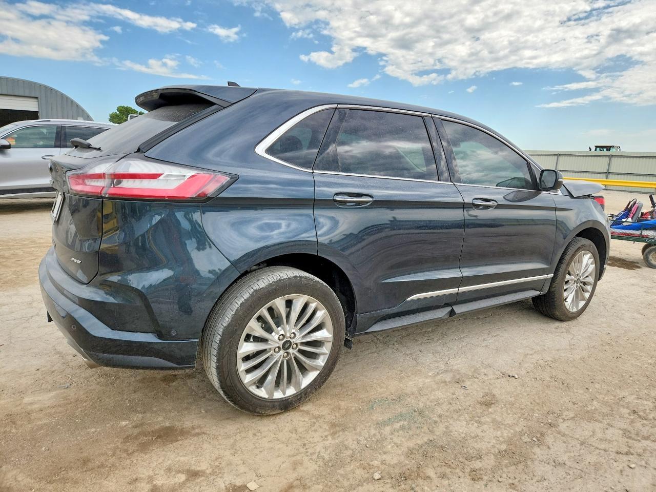 2024 Ford Edge Titanium - Image 3