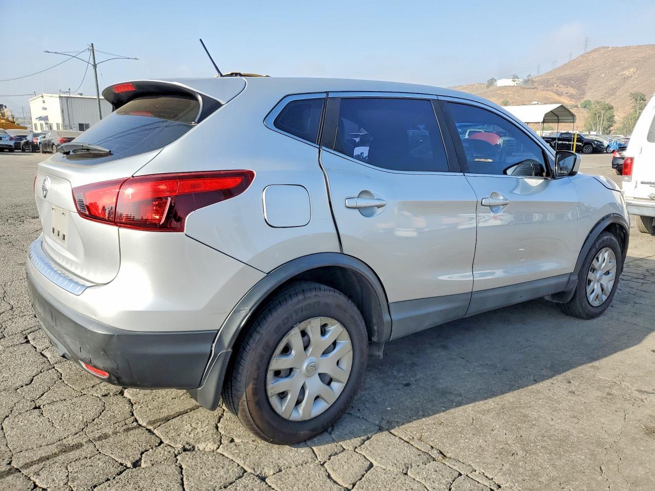 2018 Nissan Rogue Sport S - Фото 3
