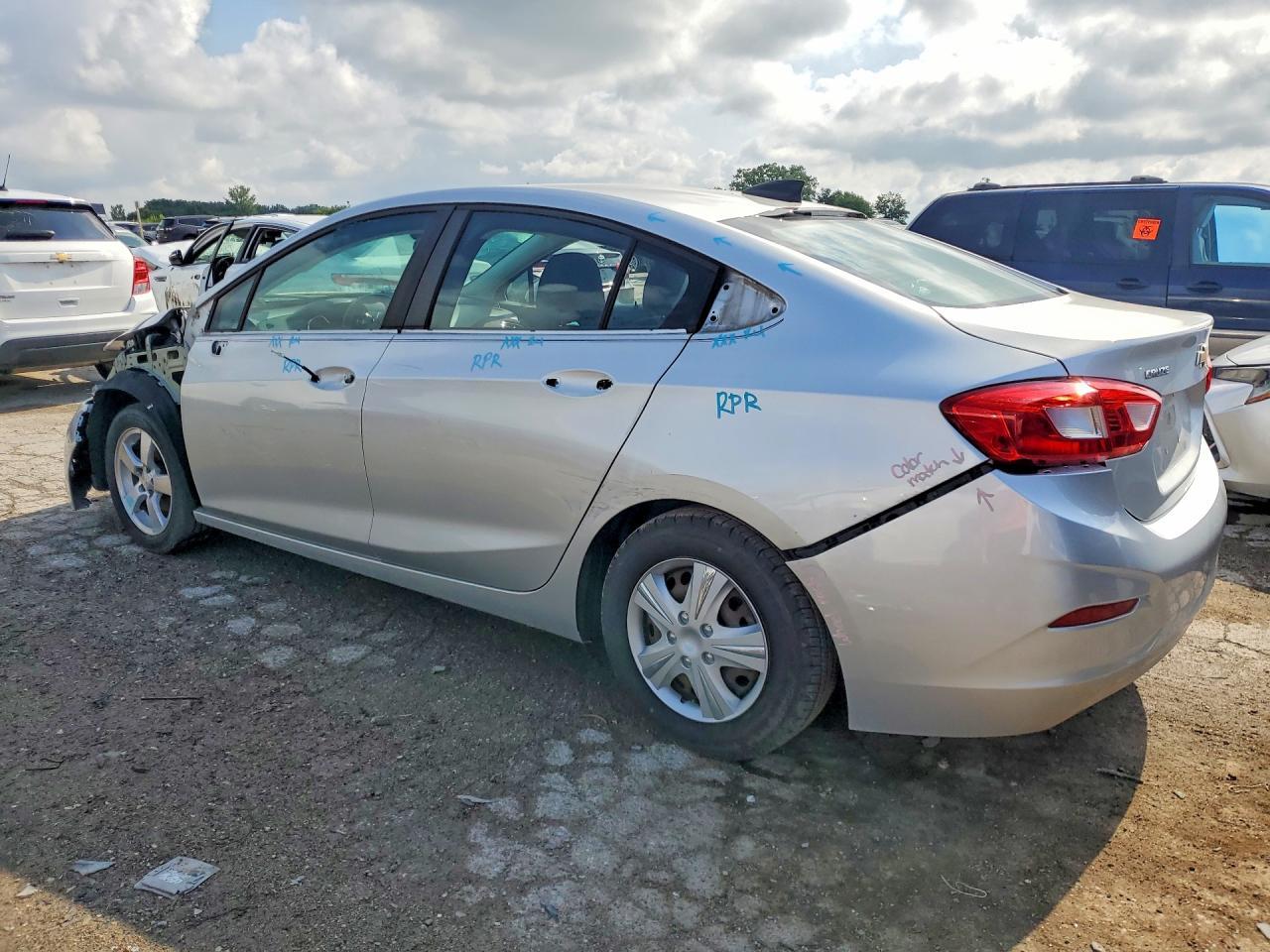 2017 Chevrolet Cruze Ls - Фото 2