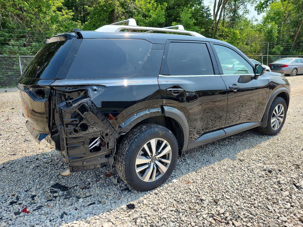 2024 Nissan Pathfinder Sl - Image 3