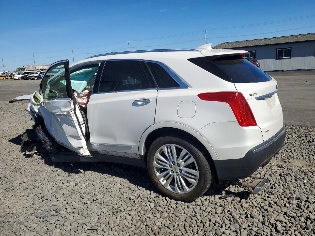 2017 Cadillac Xt5 Premium Luxury - Image 2