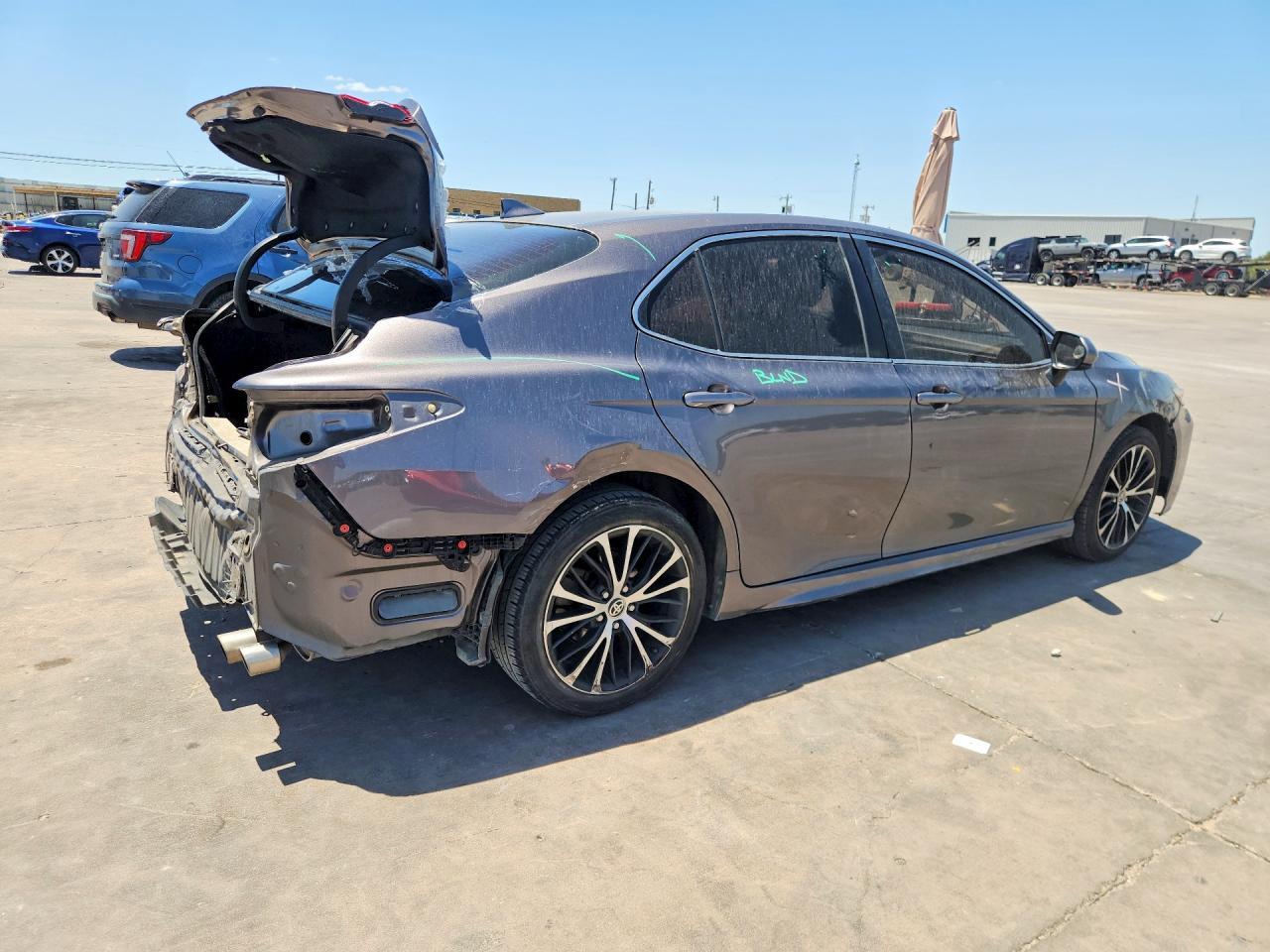 2020 Toyota Camry Se - Фото 3