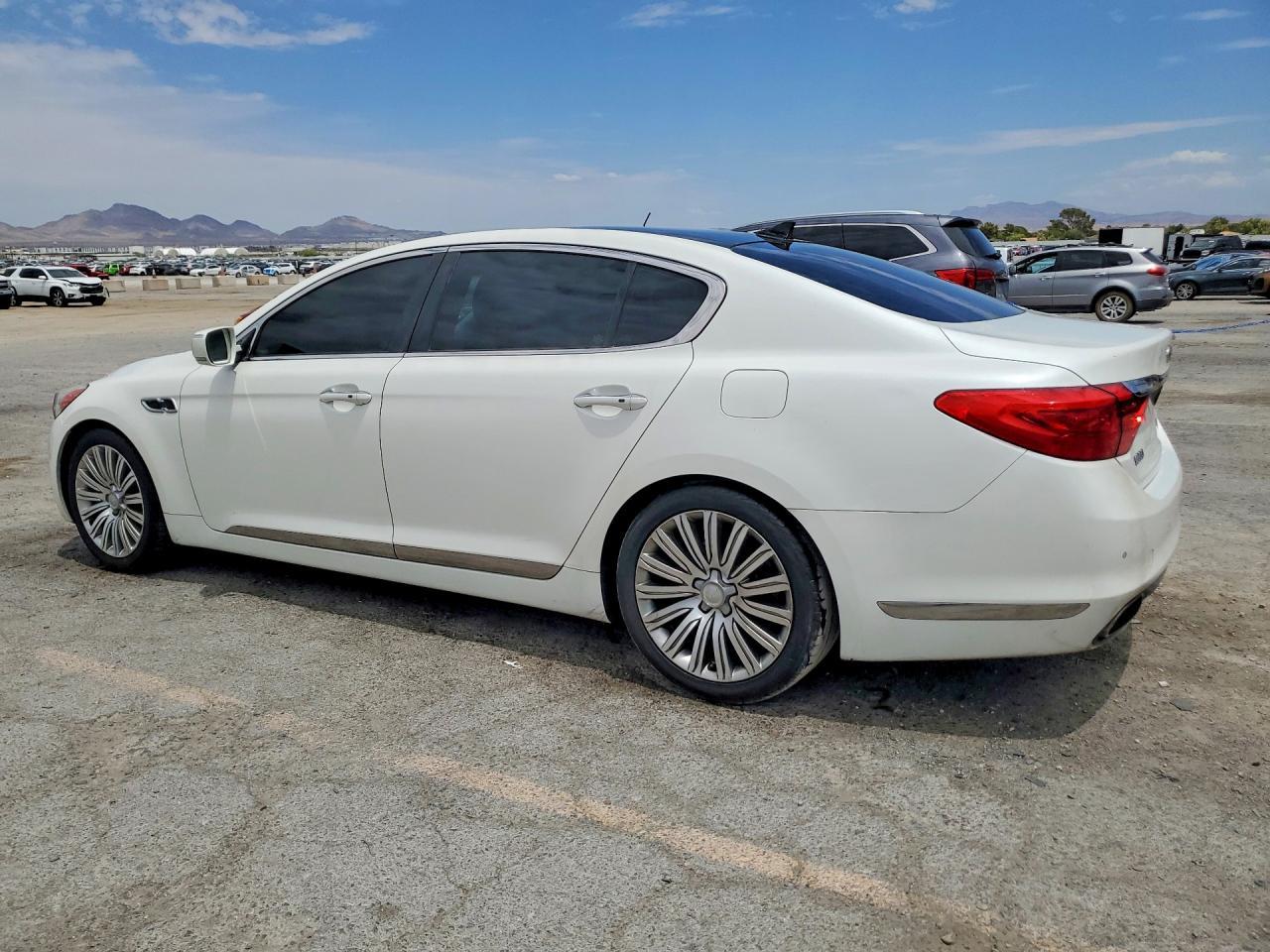 2015 Kia K900 Premium - Image 2
