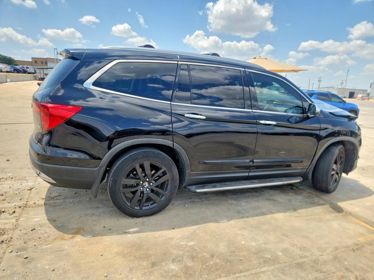 2017 Honda Pilot Elite - Image 3