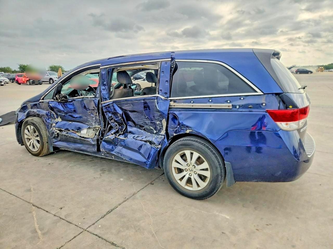 2016 Honda Odyssey Se - Image 2