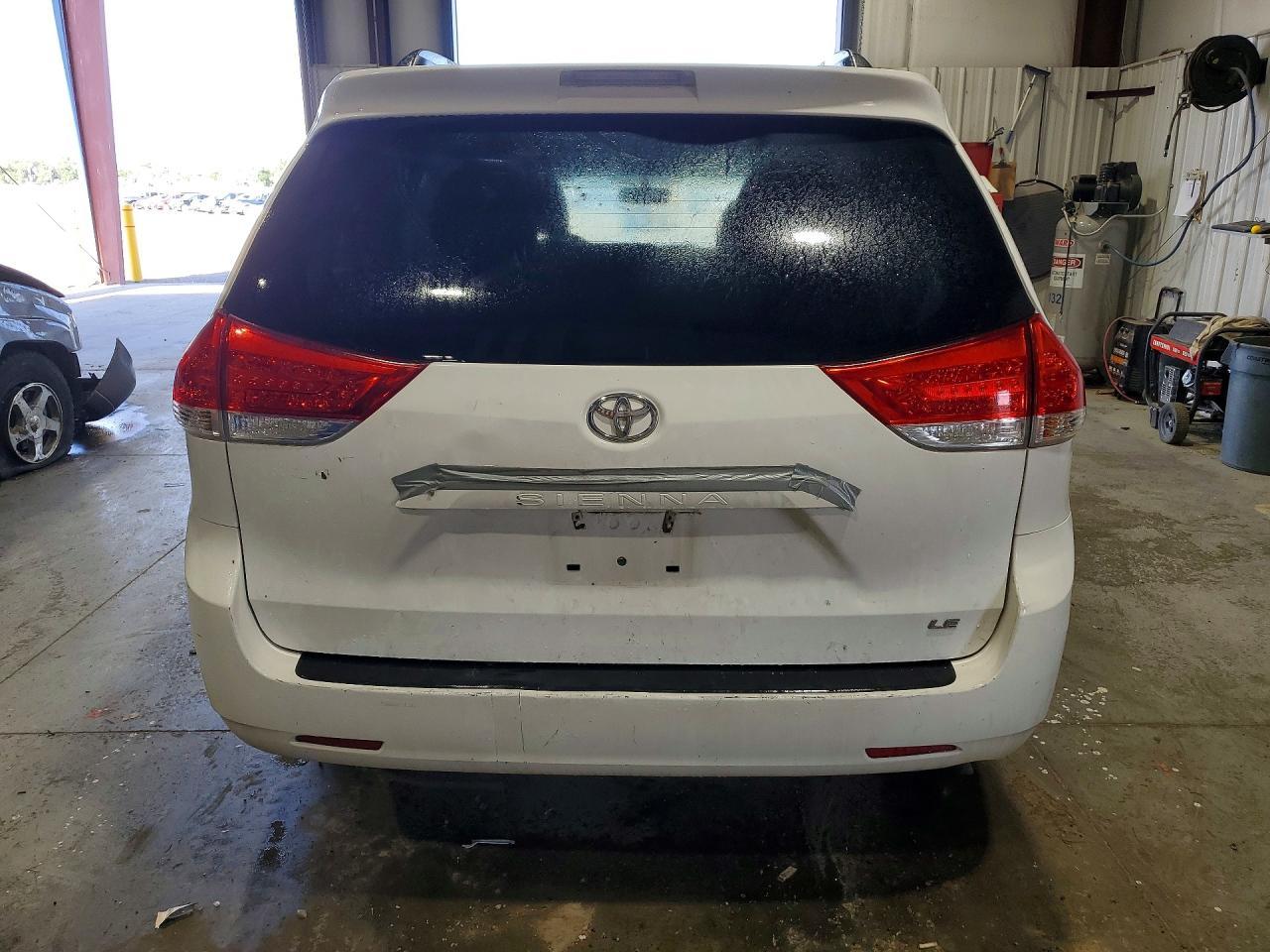 2014 Toyota Sienna Le - Image 6