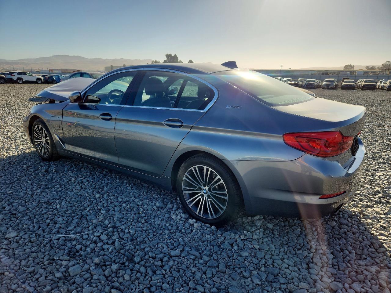 2019 BMW 530E - Фото 2