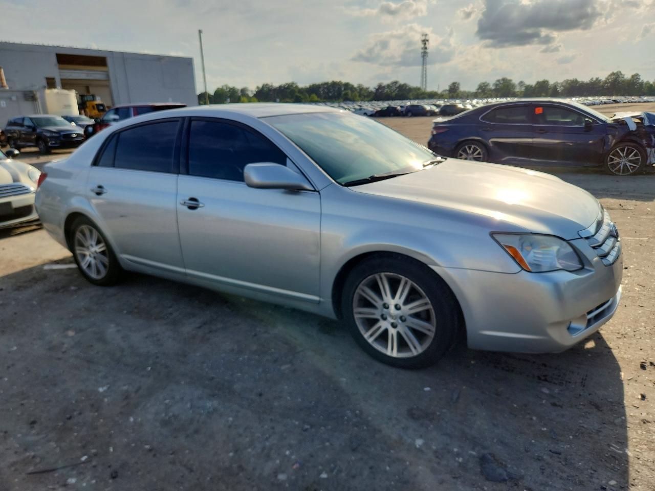 2005 Toyota Avalon Limited - Image 4