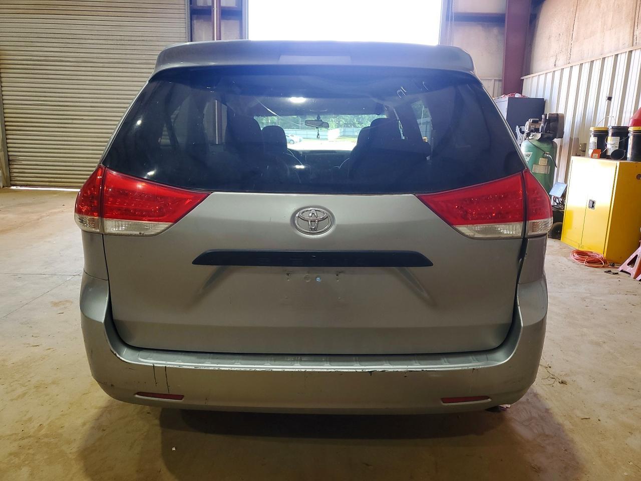 2011 Toyota Sienna Base 7-Passenger - Фото 6