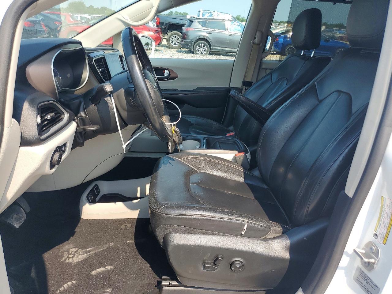 2017 Chrysler Pacifica Touring L - Image 7