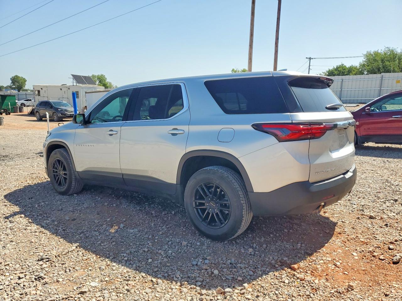 2022 Chevrolet Traverse Ls - Фото 2