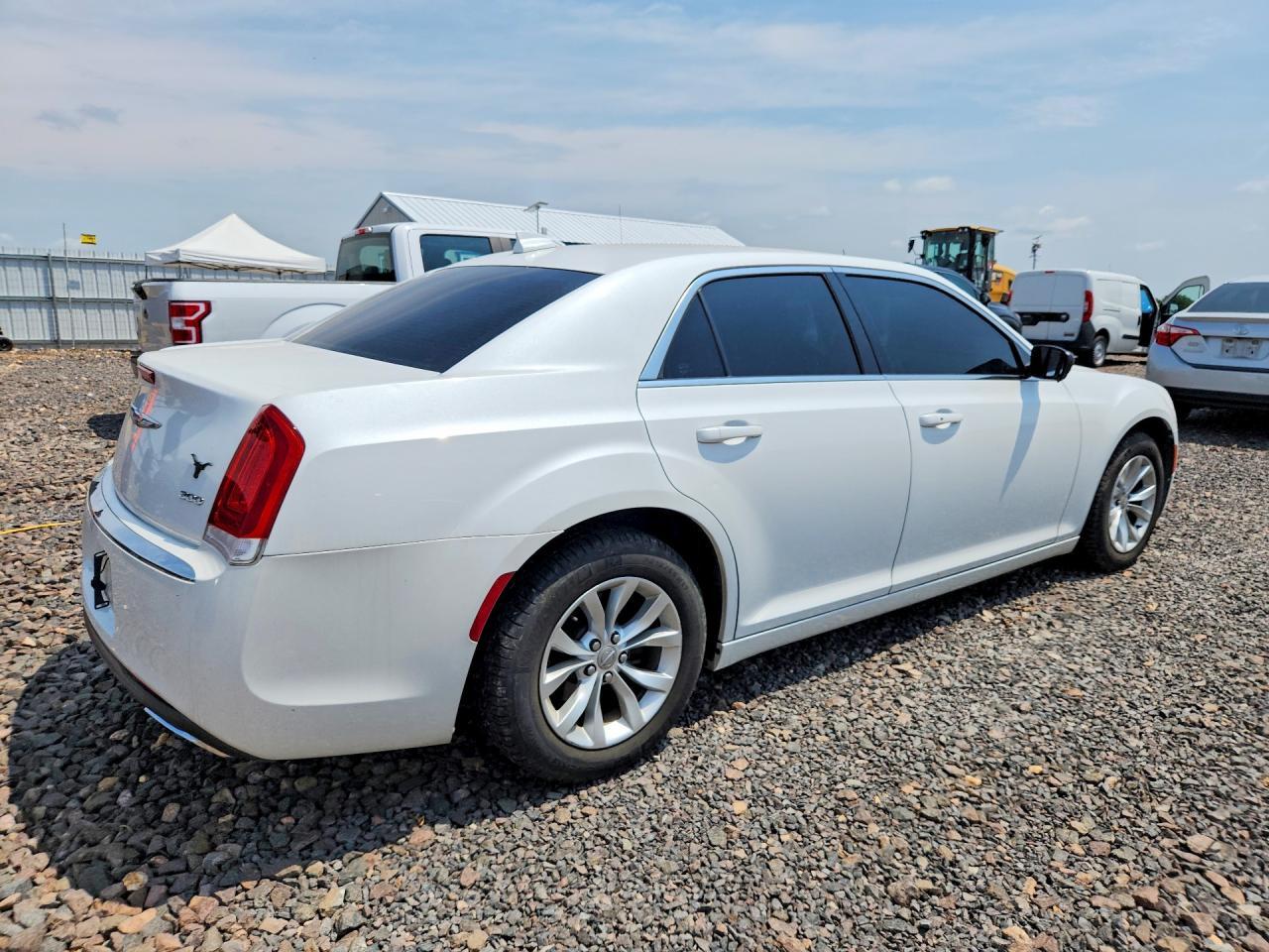 2015 Chrysler 300 Limited - Фото 3