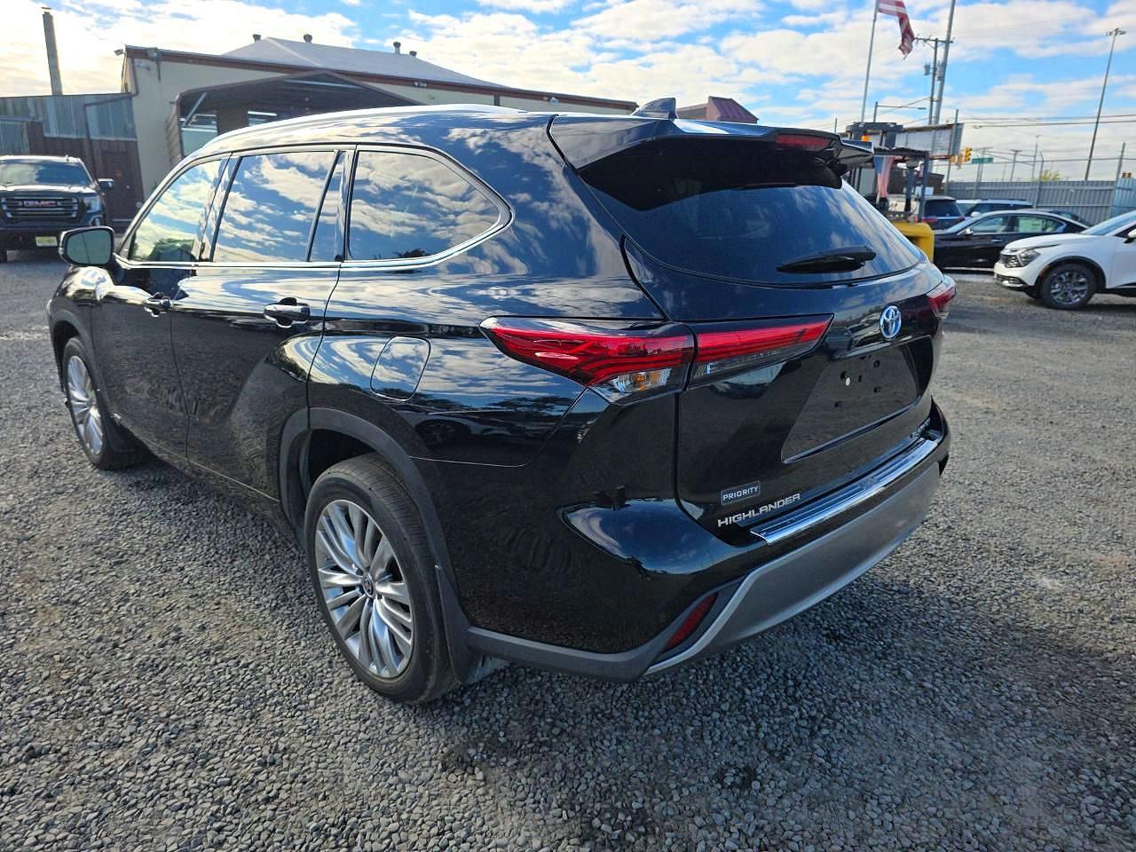 2023 Toyota Highlander Hybrid Platinum - Image 2