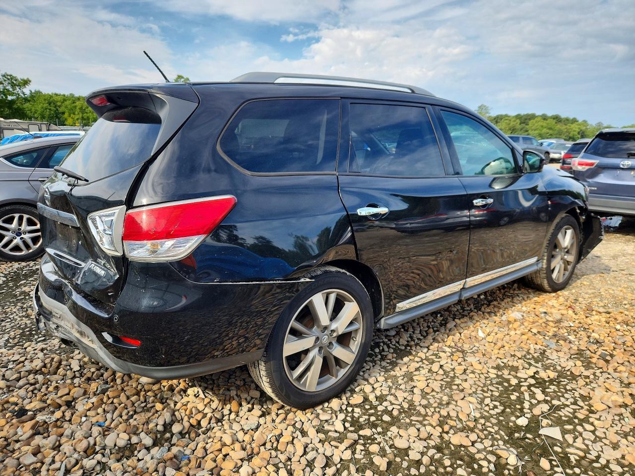 2013 Nissan Pathfinder S - Image 3