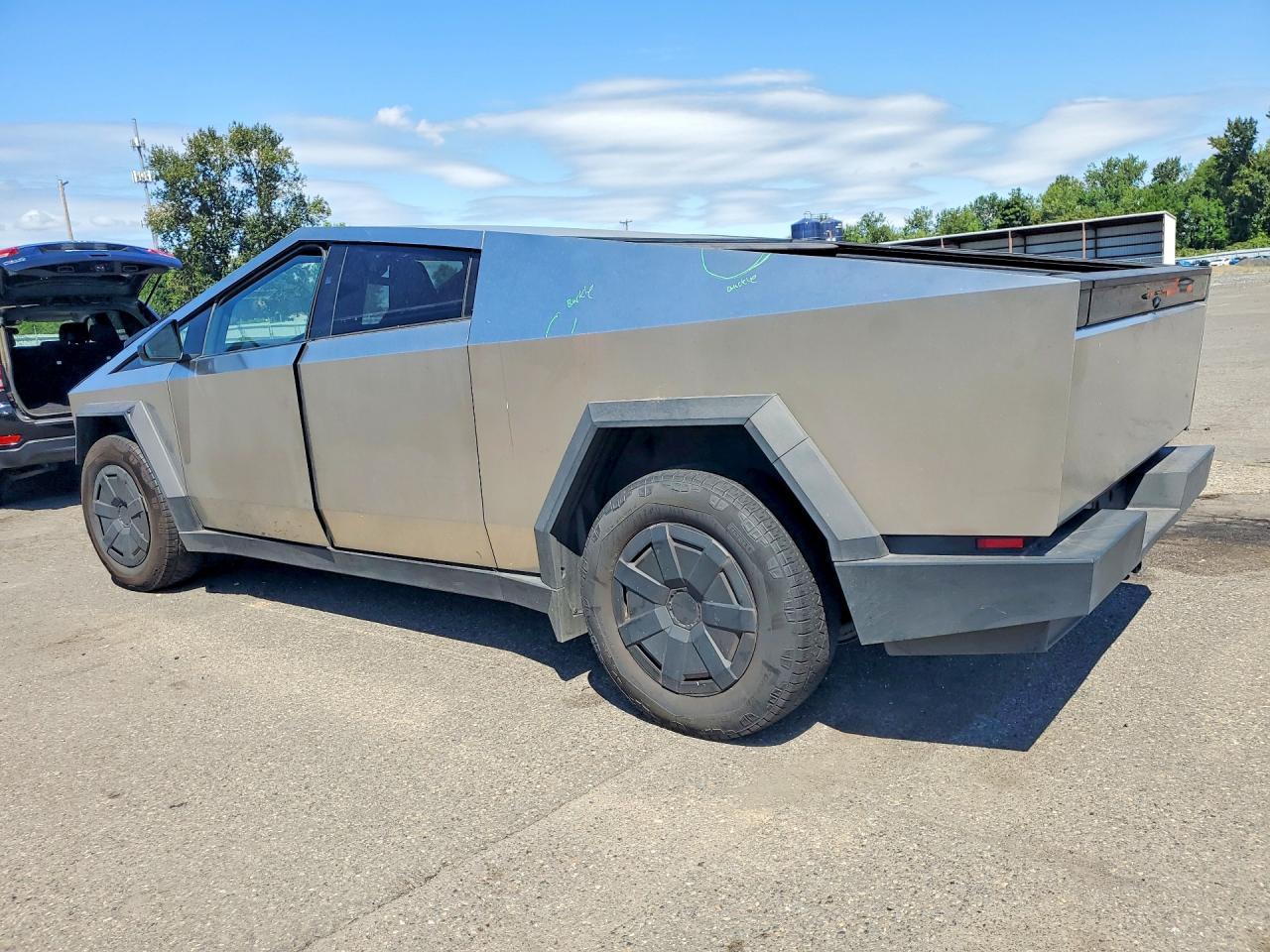 2025 Tesla Cybertruck - Фото 2