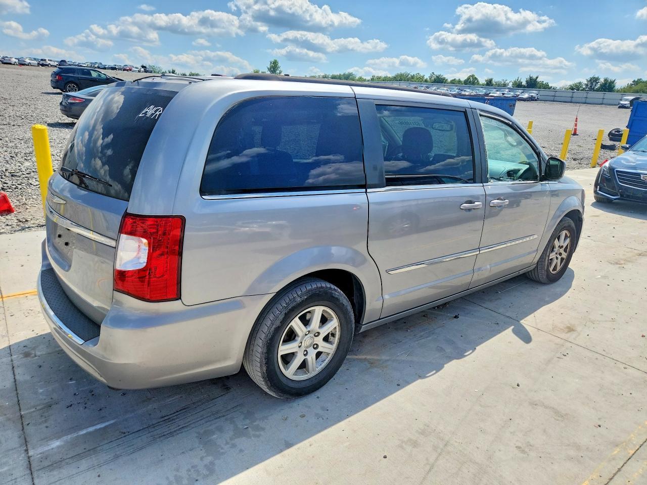 2013 Chrysler Town & Cntry - Фото 3