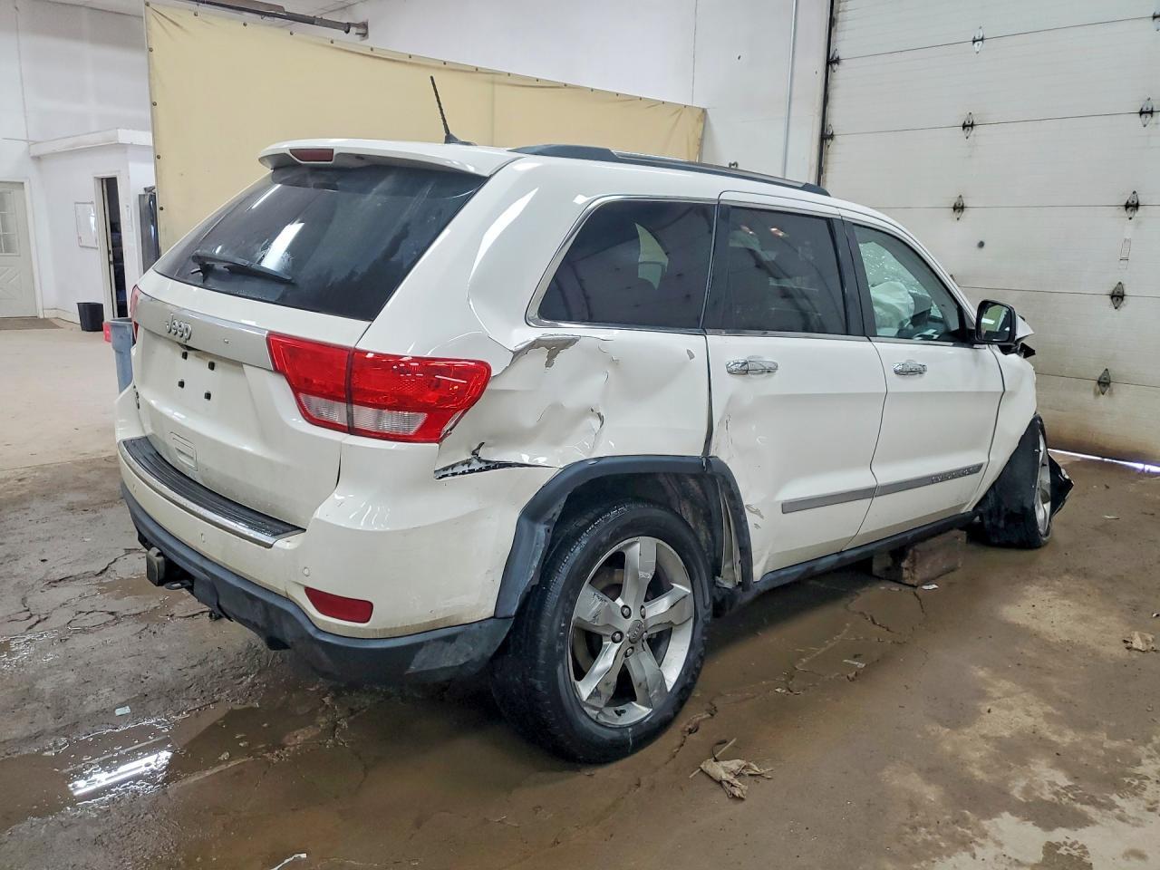 2012 Jeep Grand Cherokee Overland - Image 3