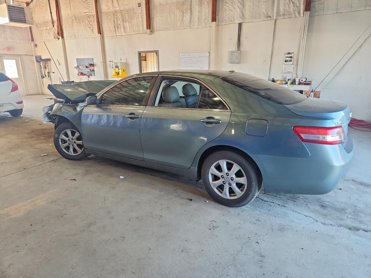 2010 Toyota Camry Le - Фото 2