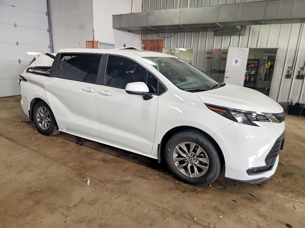 2025 Toyota Sienna Le - Image 4