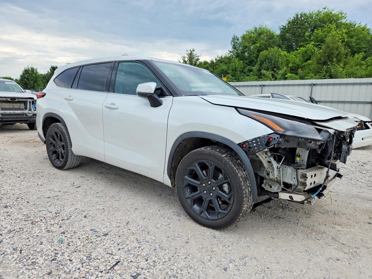 2022 Toyota Highlander L - Image 4