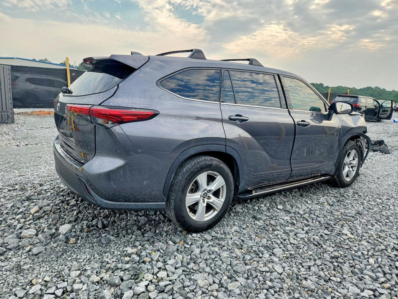 2021 Toyota Highlander Le - Image 3