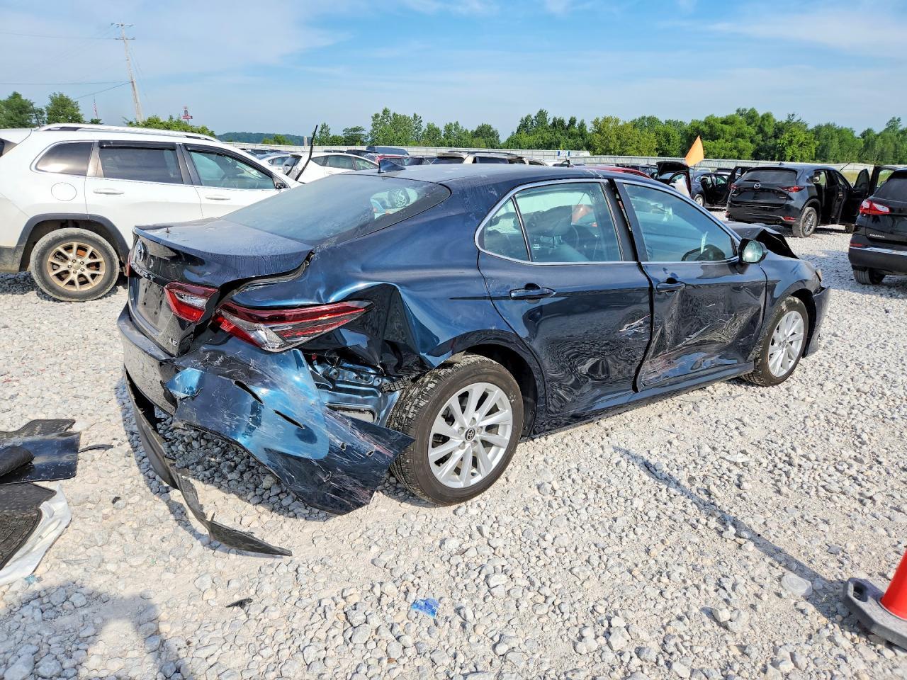 2021 Toyota Camry Le - Фото 3