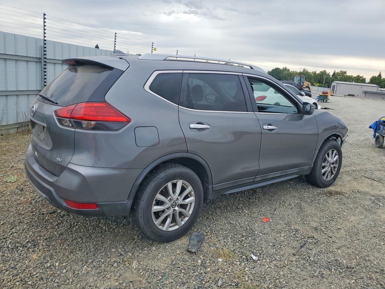 2017 Nissan Rogue Sv - Image 3