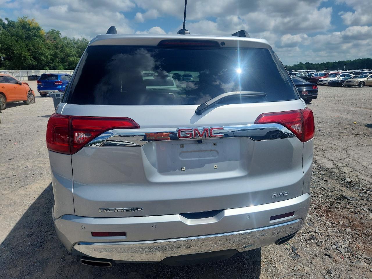 2017 GMC Acadia Denali - Фото 6