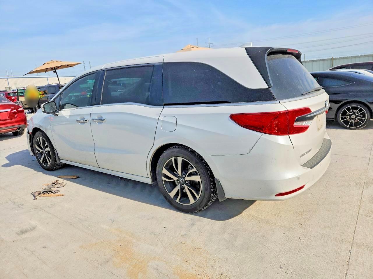2021 Honda Odyssey Touring - Фото 2