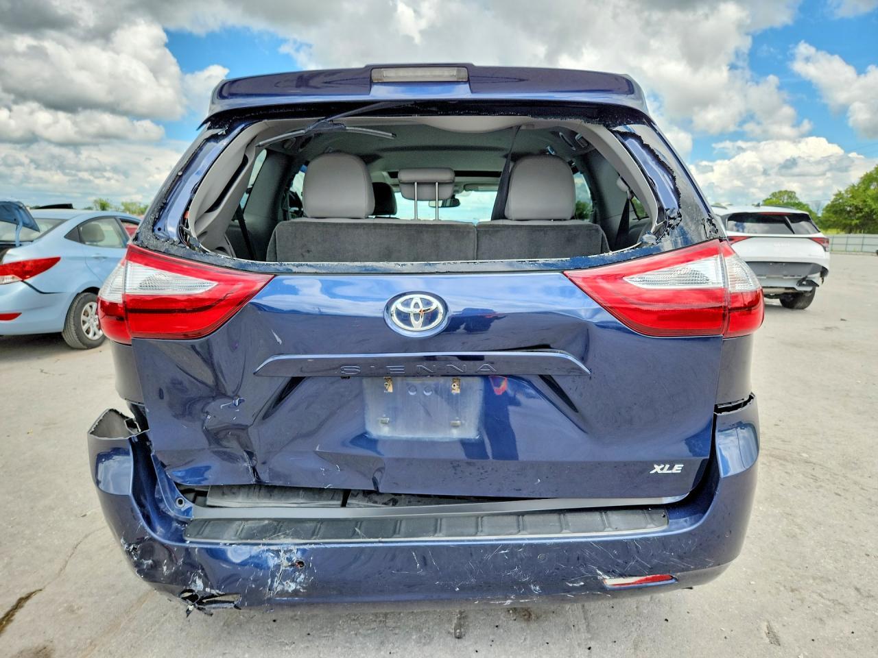 2018 Toyota Sienna Xle 8-Passenger - Image 6