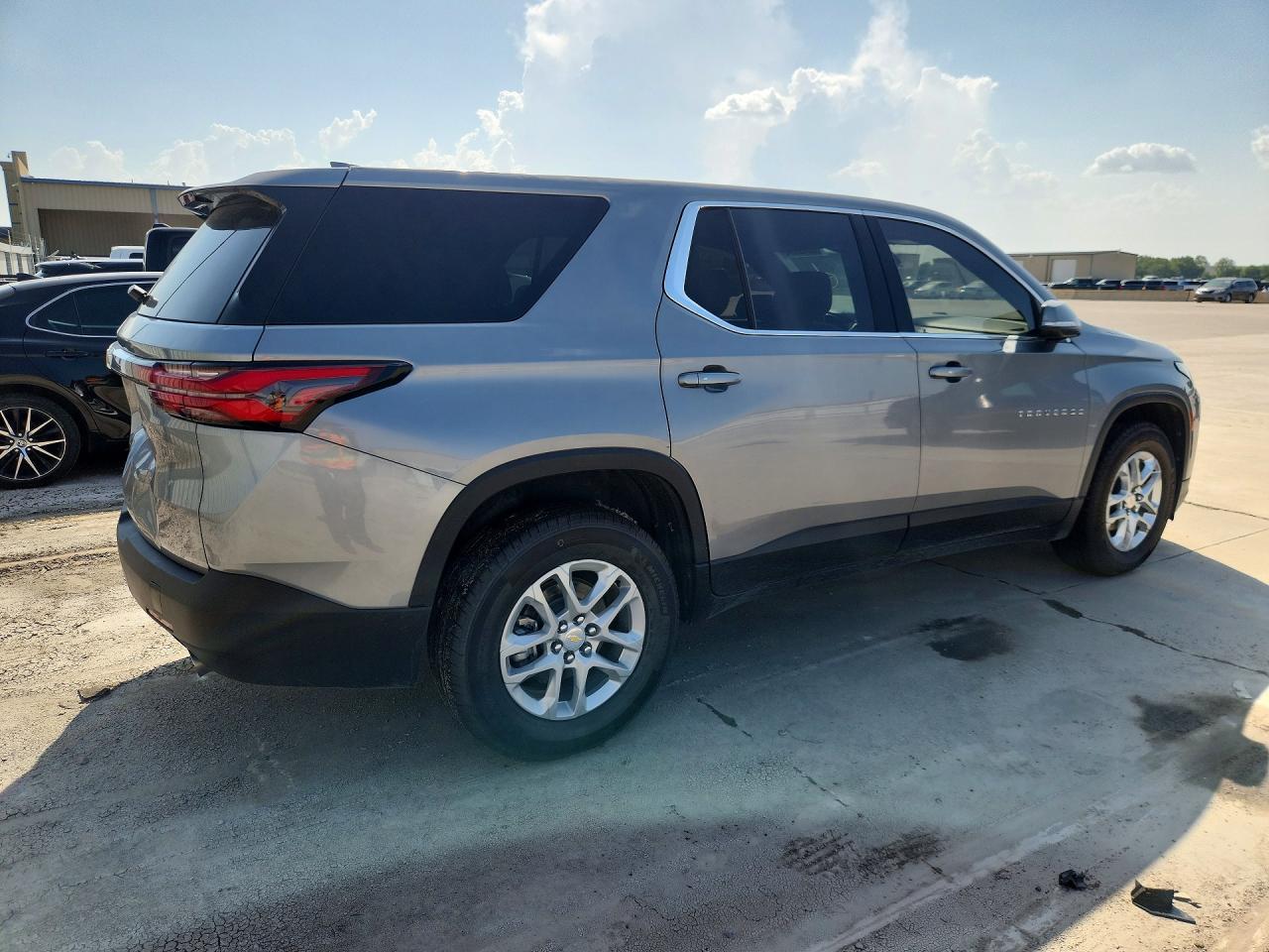 2023 Chevrolet Traverse Ls - Фото 3