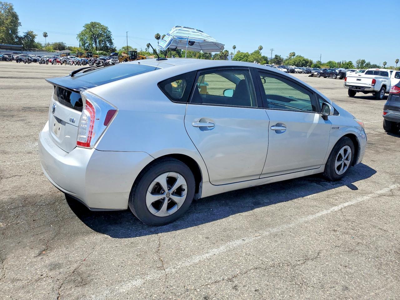 2014 Toyota Prius Three - Фото 3