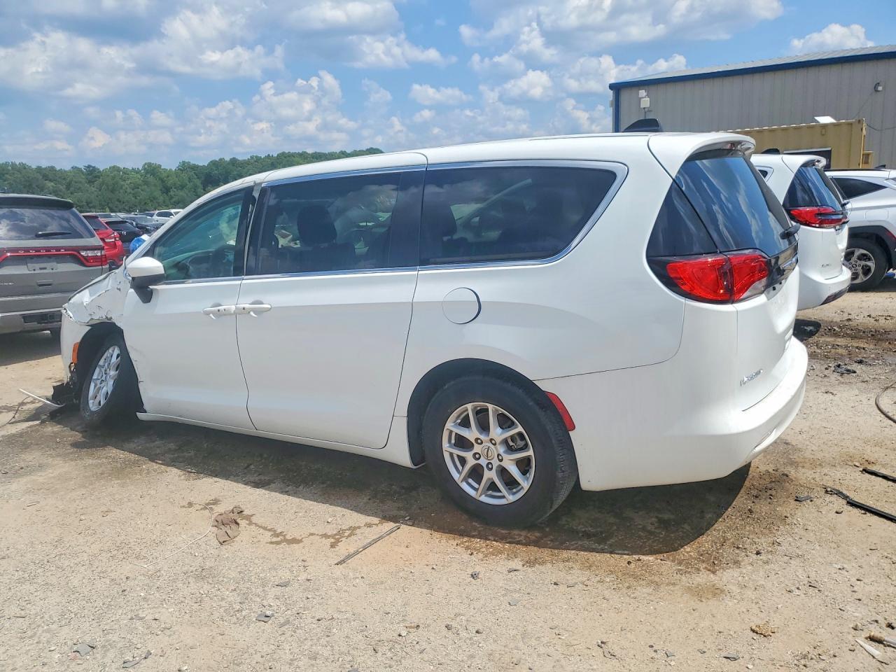 2022 Chrysler Voyager Lx - Фото 2
