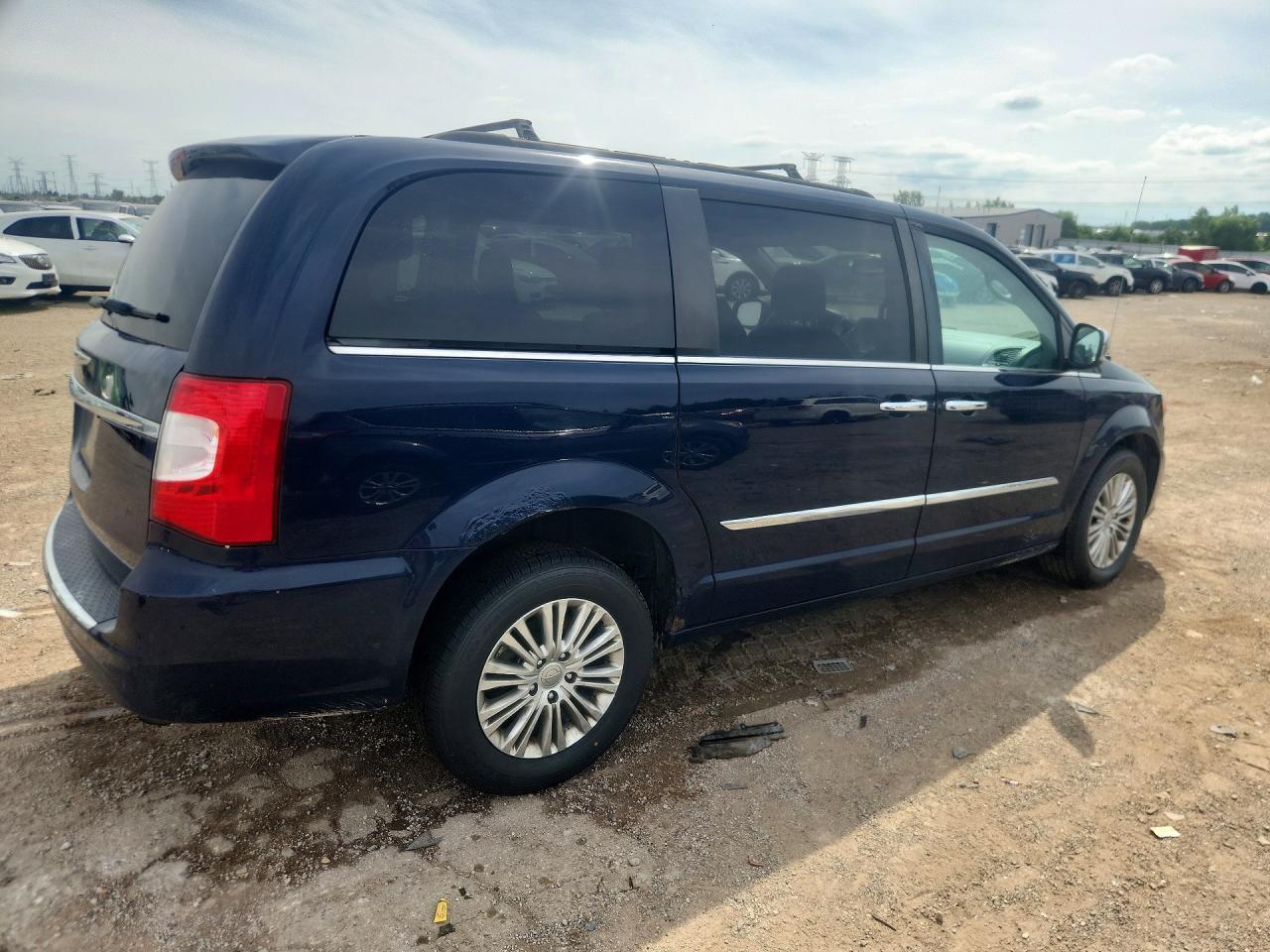 2015 Chrysler Town & Country Touring L - Фото 3