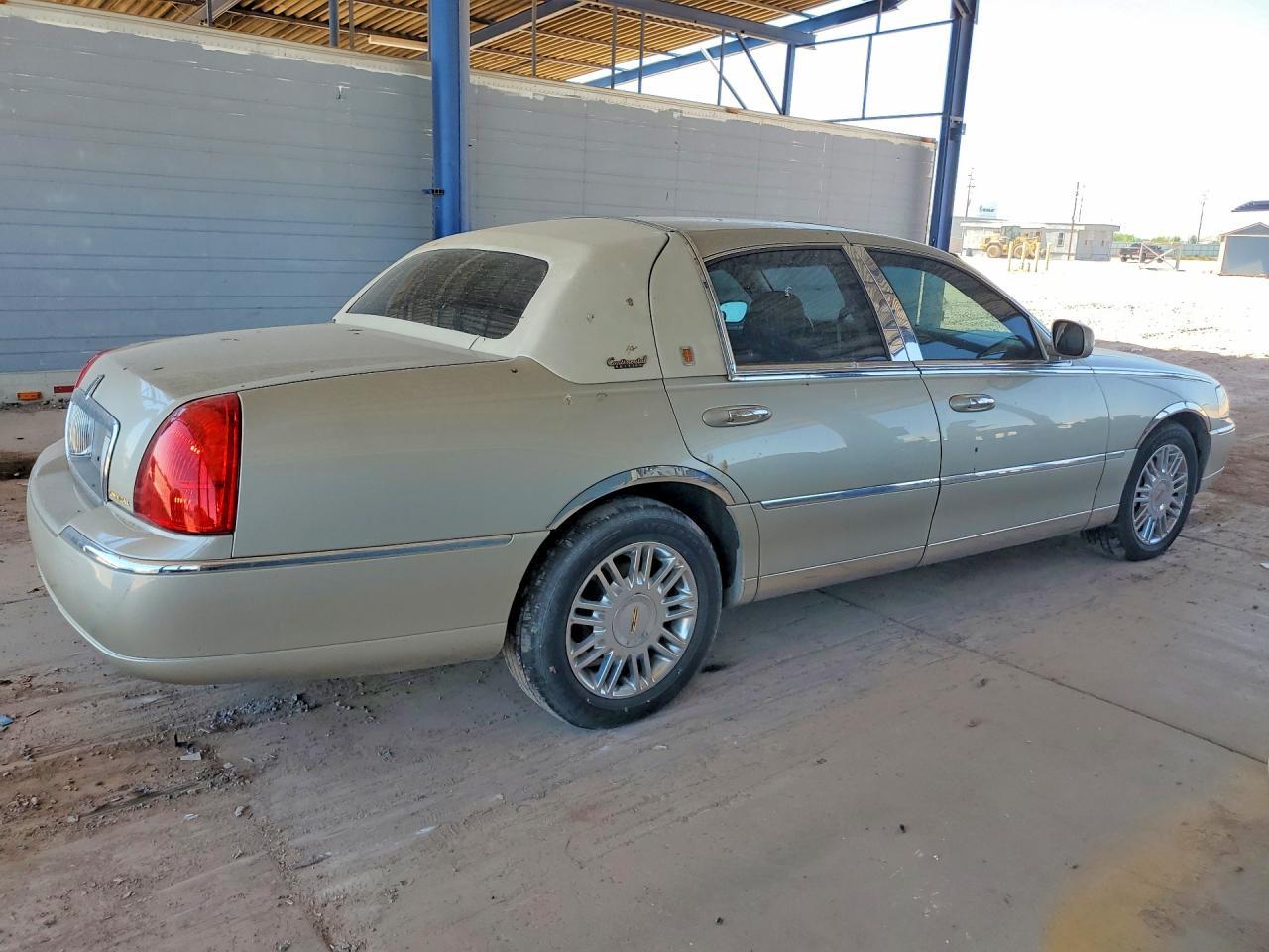2010 Lincoln Town Car Signature Limited - Image 3