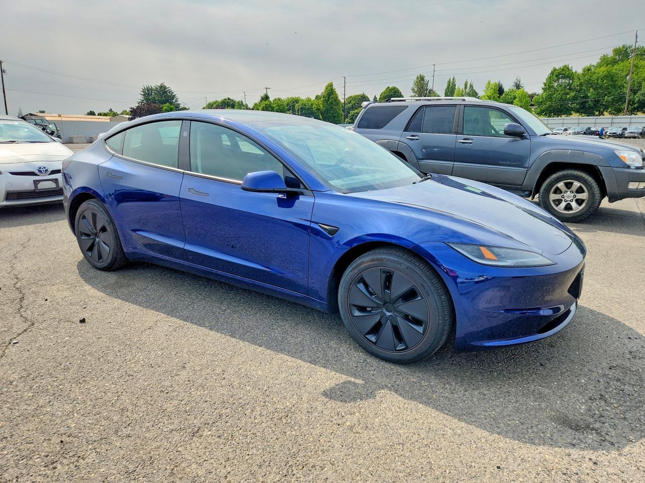 2025 Tesla Model 3 - Фото 4