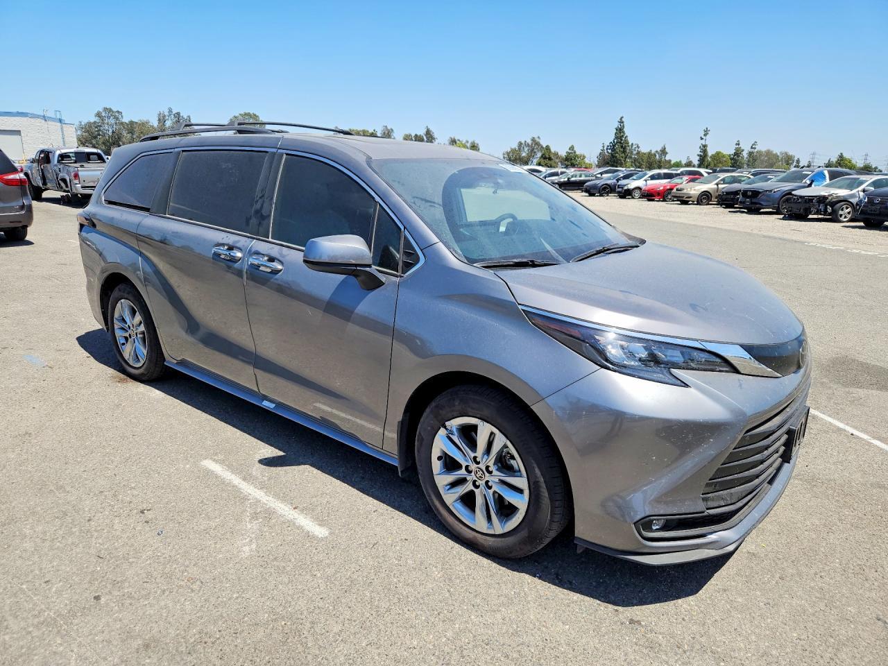 2026 Toyota Sienna Xle 7-Passenger - Image 4