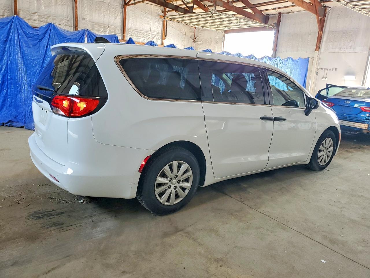 2019 Chrysler Pacifica L - Image 3