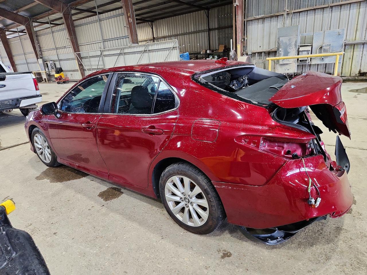 2020 Toyota Camry Le - Фото 2