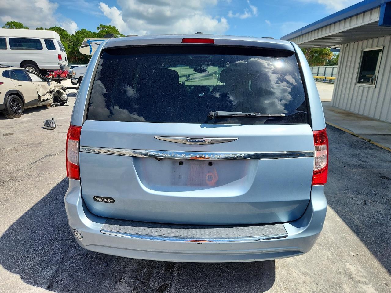 2012 Chrysler Town & Country Touring - Фото 6