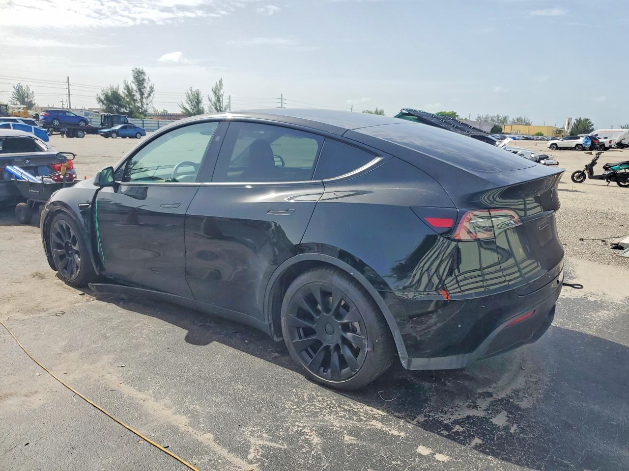 2025 Tesla Model Y - Фото 2