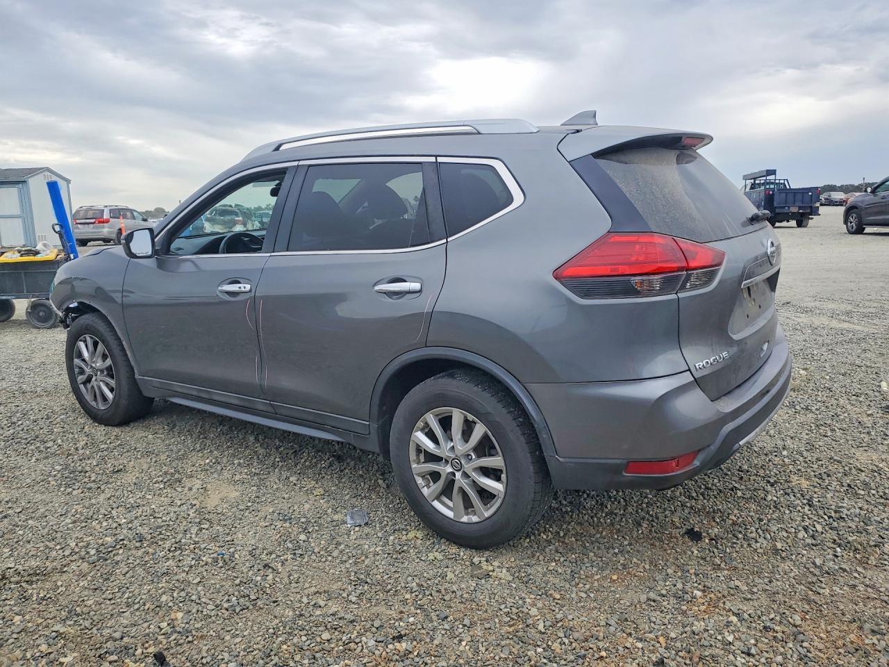 2017 Nissan Rogue Sv - Image 2
