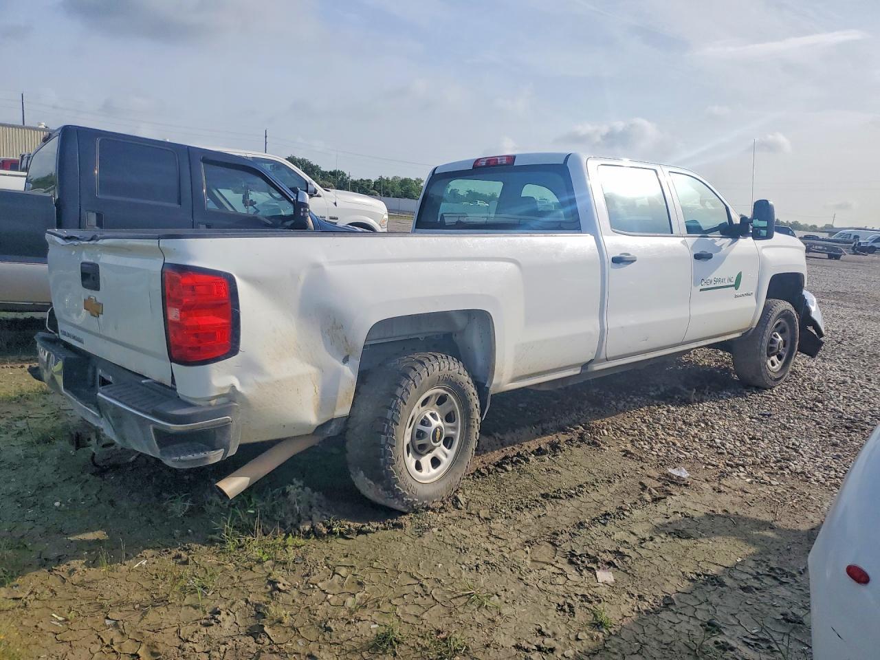 2017 Chevrolet Silverado C3500 - Image 3