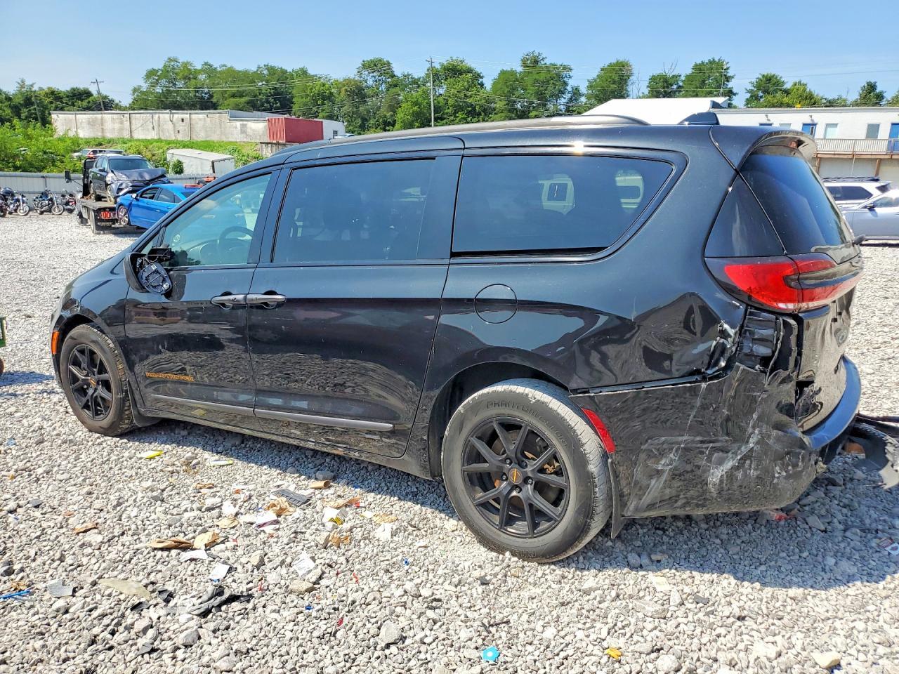 2023 Chrysler Pacifica Touring L - Image 2